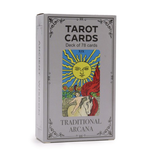 Karty Tarota Traditional Arcana – 78 tradycyjnych kart z klasycznymi ilustracjami, przewodnikiem w języku angielskim i eleganckim srebrno-szarym opakowaniem. Idealne do nauki, praktyki i rozwoju duchowego.