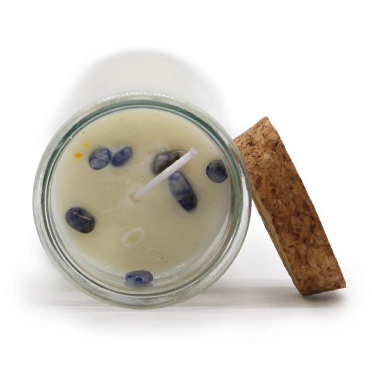 Świeca w szklanej tubie – Zaklęcie Ochrony z sodalitem i aromatem smoczej krwi. Wosk sojowy, wysokość 21 cm. Idealna do rytuałów ochronnych, medytacji i oczyszczania przestrzeni z negatywnej energii.