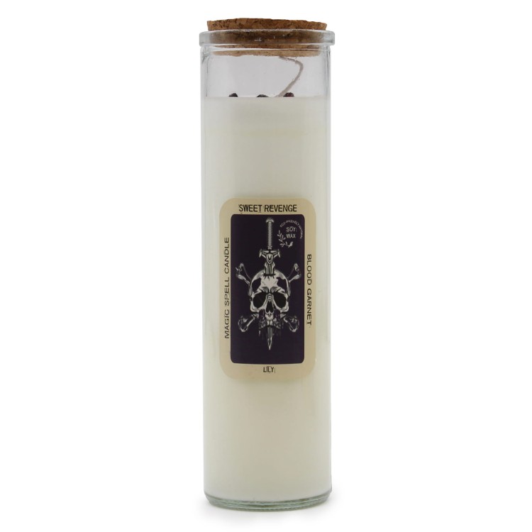 Świeca w szklanej tubie – Zaklęcie Słodkiej Zemsty z aromatem lilii i granatem krwistym. Wosk sojowy, wysokość 21 cm. Idealna do rytuałów oczyszczających, odcięcia od przeszłości i wzmacniania osobistych granic.
