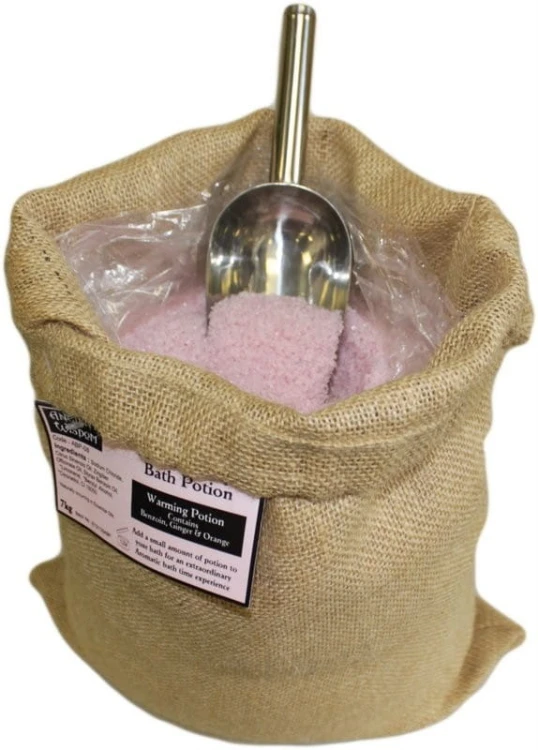 Sól do kąpieli 200g – Rozgrzewająca Magia z olejkami z benzoesu, imbiru i pomarańczy. Naturalna sól morska relaksuje, rozgrzewa i odświeża. Idealna do aromaterapii, codziennego relaksu i rytuałów odprężających.