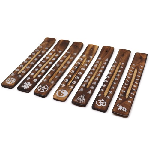 Drewniana podstawka na kadzidełka patyczkowe z ręcznie wypalanym symbolem duchowym (mix wzorów). Kształt rynienki chroni powierzchnię przed popiołem, dodając wnętrzu estetycznego i mistycznego akcentu.