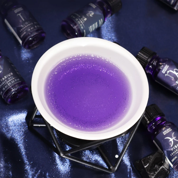 Olejek zapachowy Zodiak Koziorożec – ciemnoniebieski z bio brokatem jak gwiazdy, intensywny aromat kokos, malina, róża, bursztyn, drzewo sandałowe. Idealny do aromatyzacji, rytuałów i astrologicznych inspiracji.
