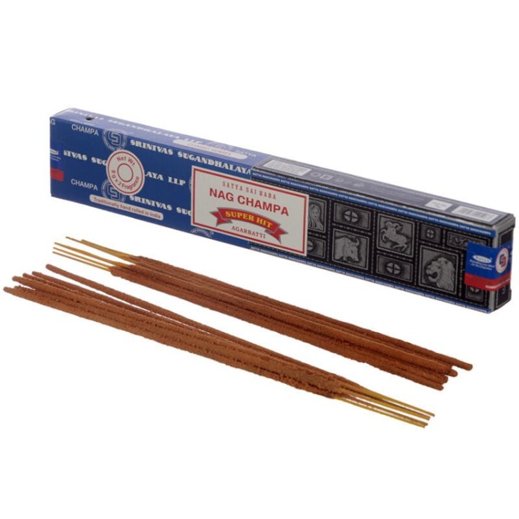 Kadzidełka Satya Nag Champa Classic 15g – kultowy, słodko-drzewny aromat z nutą plumerii i drzewa sandałowego. Ręcznie wytwarzane w Indiach, idealne do medytacji, jogi, relaksu i oczyszczania przestrzeni.