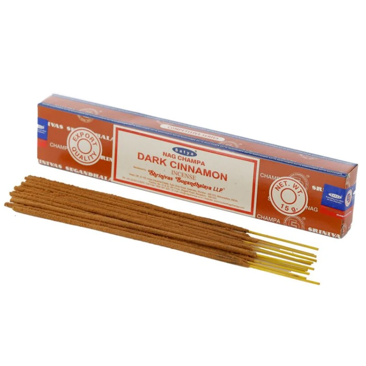 Kadzidełka Satya Dark Cinnamon 15g – intensywny, korzenny aromat cynamonu z nutami drzewa i żywicy. Ręcznie wytwarzane w Indiach, idealne do ochrony energetycznej, medytacji, relaksu i rytuałów oczyszczających.