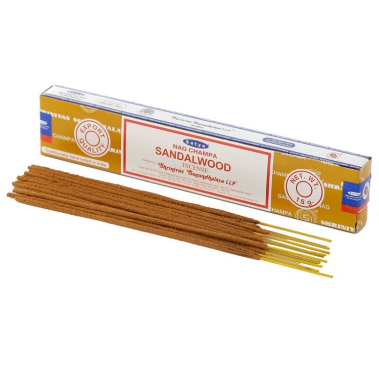 Kadzidełka Satya Sandalwood 15g – klasyczny, ciepły aromat drzewa sandałowego. Ręcznie rolowane w Indiach, idealne do medytacji, jogi, rytuałów i tworzenia atmosfery spokoju oraz duchowej harmonii.