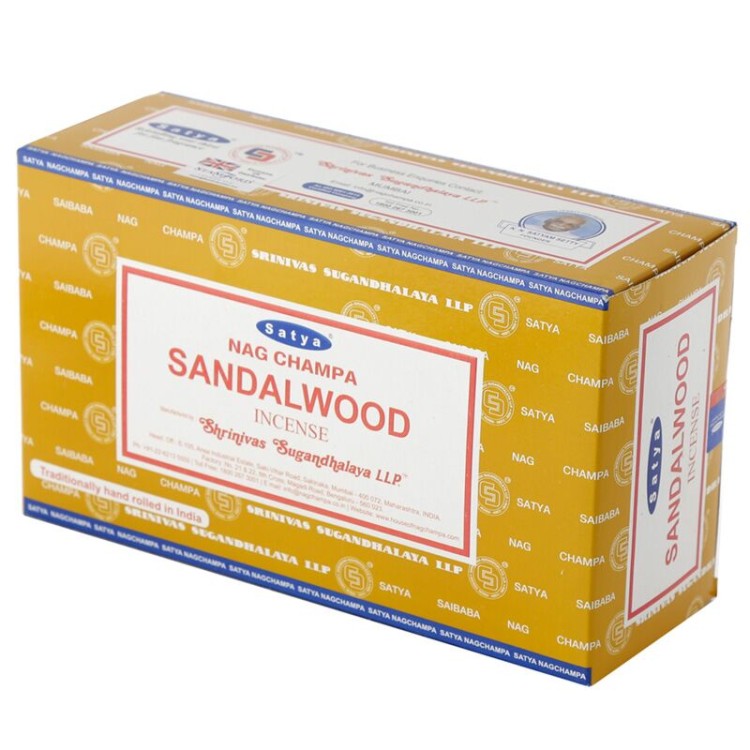 Kadzidełka Satya Sandalwood 15g – klasyczny, ciepły aromat drzewa sandałowego. Ręcznie rolowane w Indiach, idealne do medytacji, jogi, rytuałów i tworzenia atmosfery spokoju oraz duchowej harmonii.