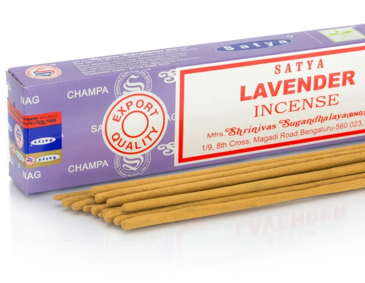 Kadzidełka Satya Nag Champa Lavender 15g – kojący aromat lawendy z nutą sandałowca, ręcznie robione w Indiach. Idealne do relaksu, medytacji, jogi i wieczornego wyciszenia.
