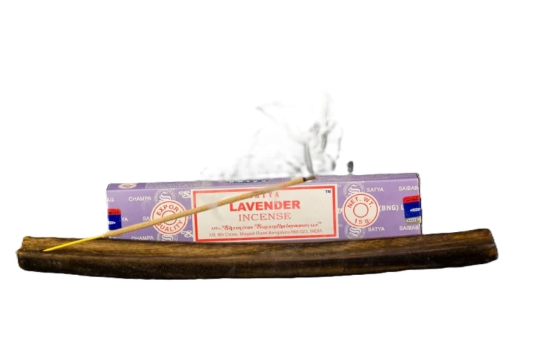 Kadzidełka Satya Nag Champa Lavender 15g – kojący aromat lawendy z nutą sandałowca, ręcznie robione w Indiach. Idealne do relaksu, medytacji, jogi i wieczornego wyciszenia.