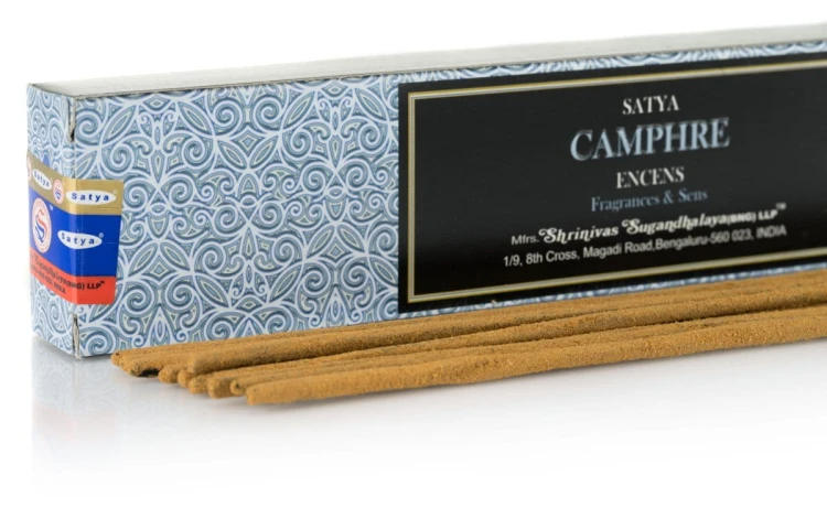 Kadzidełka Satya Camphor 15g – intensywny, oczyszczający zapach kamfory z nutą sandałowca. Ręcznie robione w Indiach, idealne do medytacji, rytuałów ochronnych i odświeżania przestrzeni.