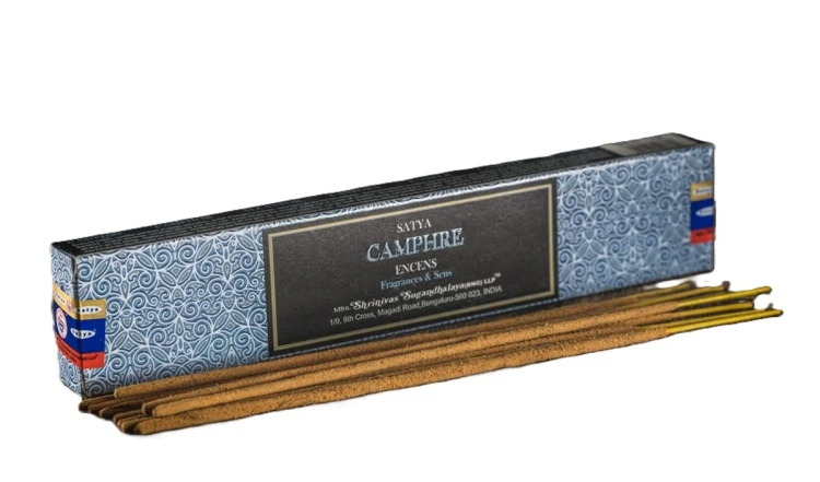 Kadzidełka Satya Camphor 15g – intensywny, oczyszczający zapach kamfory z nutą sandałowca. Ręcznie robione w Indiach, idealne do medytacji, rytuałów ochronnych i odświeżania przestrzeni.