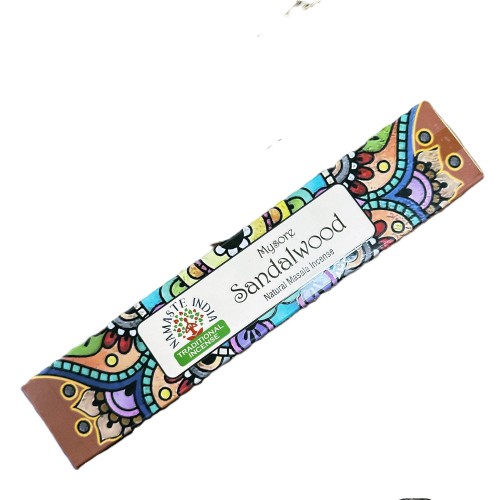 Kadzidełka Masala Namaste Mandala o zapachu drzewa sandałowego – ręcznie zwijane, idealne do medytacji, relaksu i oczyszczania przestrzeni. Ciepły, drzewny aromat tworzy atmosferę spokoju, skupienia i duchowej harmonii.