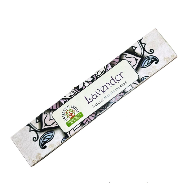 Kadzidełka Masala Namaste Mandala Lawenda – ręcznie zwijane, o delikatnym ziołowo-kwiatowym aromacie, idealne do medytacji, wieczornego relaksu i tworzenia atmosfery spokoju.