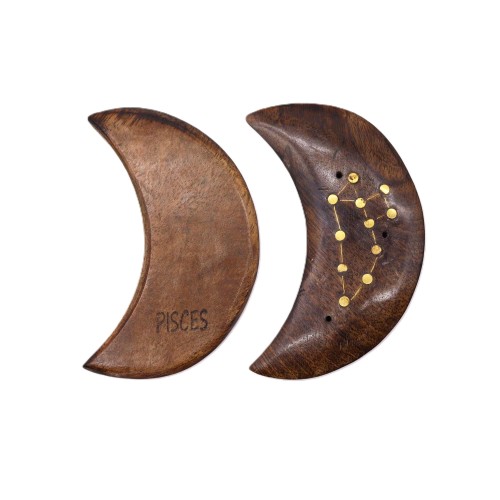 Podstawka na kadzidła Zodiak Ryby w kształcie półksiężyca z naturalnego drewna, zdobiona mosiężnym gwiazdozbiorem i nazwą znaku. Ręcznie wykonana, idealna do medytacji, rytuałów i dekoracji inspirowanej astrologią.