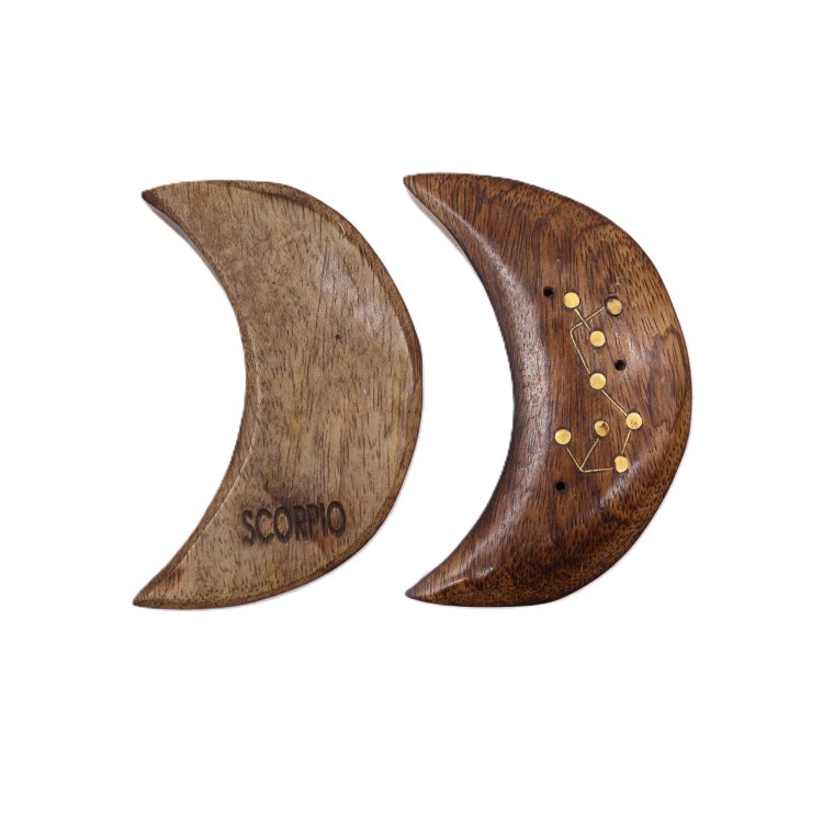 Podstawka na kadzidła Zodiak Skorpion w kształcie półksiężyca z naturalnego drewna, zdobiona mosiężnym gwiazdozbiorem i nazwą znaku. Ręcznie wykonana, idealna do rytuałów transformacji, medytacji i dekoracji astrologicznej.