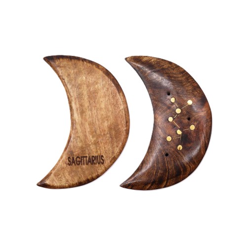 Podstawka na kadzidła Zodiak Strzelec w kształcie półksiężyca z naturalnego drewna, zdobiona mosiężnym gwiazdozbiorem i nazwą znaku. Ręcznie wykonana, idealna do medytacji, rytuałów i dekoracji inspirowanej astrologią.