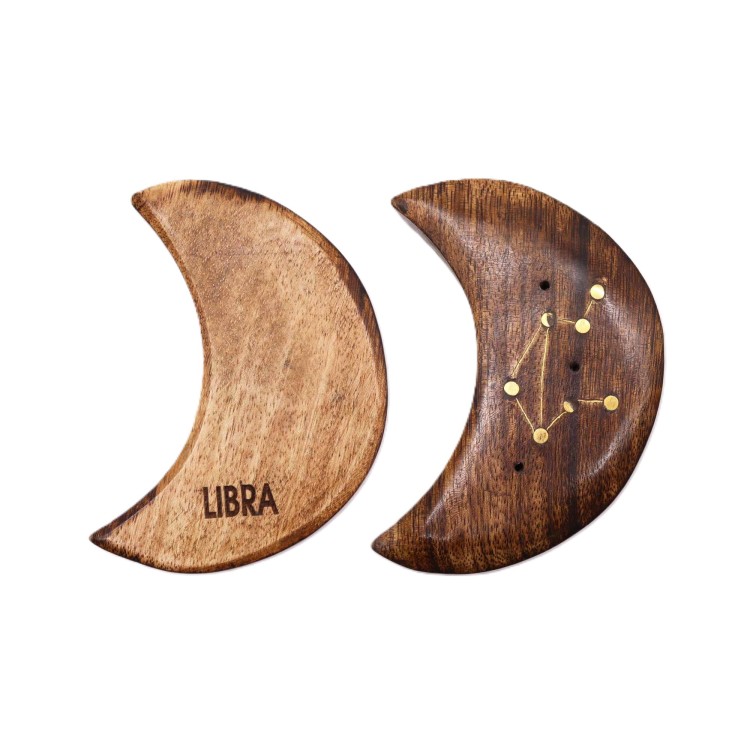 Podstawka na kadzidła Zodiak Waga w kształcie półksiężyca z naturalnego drewna, zdobiona mosiężnym gwiazdozbiorem i nazwą znaku. Ręcznie wykonana, idealna do medytacji, rytuałów i dekoracji inspirowanej astrologią.
