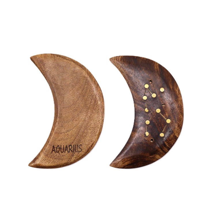 Podstawka na kadzidła Zodiak Wodnik w kształcie półksiężyca z naturalnego drewna, zdobiona mosiężnym gwiazdozbiorem i nazwą znaku. Ręcznie wykonana, idealna do medytacji, rytuałów i dekoracji astrologicznej.