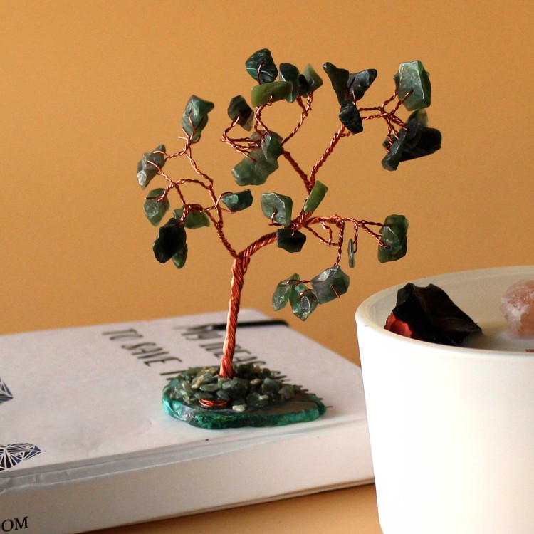Drzewko z zielonego awenturynu na podstawie z naturalnego agatu. Ręcznie wykonana dekoracja z 35 kamieniami, symbolizująca wzrost, harmonię i stabilność. Idealna do wnętrz wprowadzających spokój i pozytywną energię.