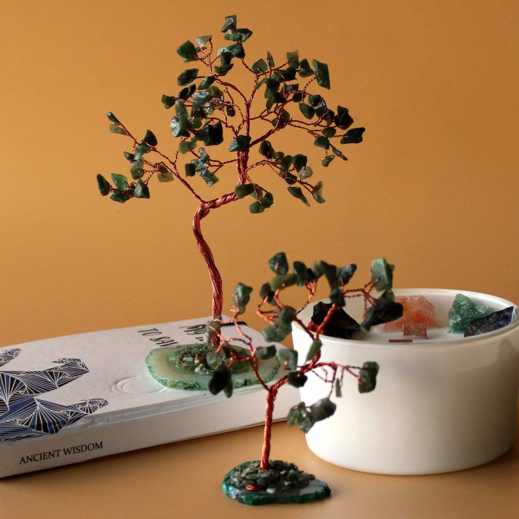 Drzewko z zielonego awenturynu na podstawie z naturalnego agatu. Ręcznie wykonana dekoracja z 35 kamieniami, symbolizująca wzrost, harmonię i stabilność. Idealna do wnętrz wprowadzających spokój i pozytywną energię.