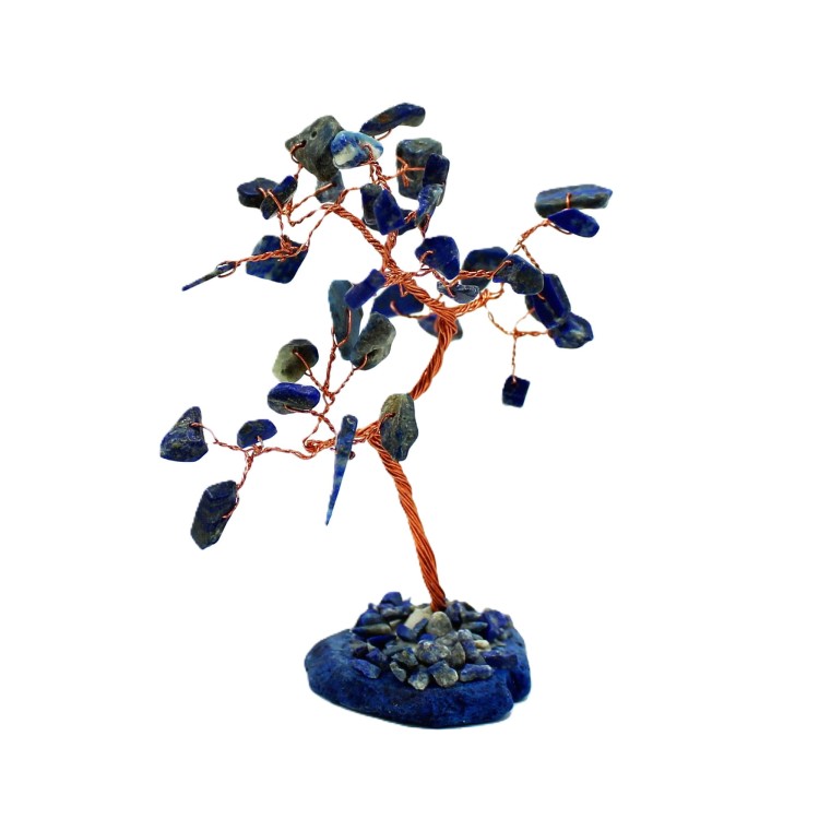Drzewko z naturalnego sodalitu na podstawie z niebieskiego agatu. Ręcznie wykonana dekoracja symbolizująca spokój, rozwój i harmonię. Elegancki dodatek do wnętrz, wprowadzający jasność umysłu i pozytywną energię.
