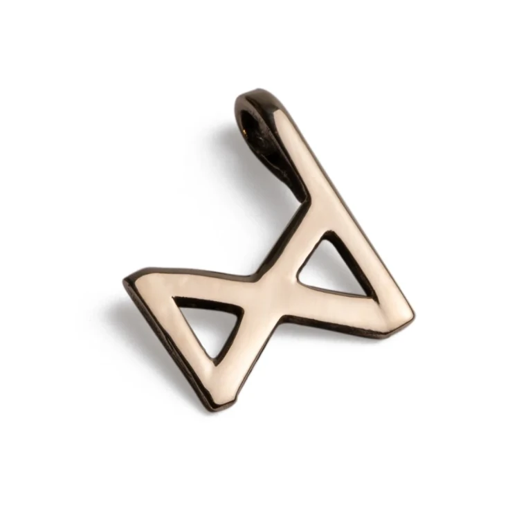 Wisiorek runiczny DAGAZ z brązu – talizman światła, przełomu i nowych początków. Ręcznie wykonany w Polsce amulet harmonii, optymizmu i pozytywnej zmiany, wspierający duchowe przebudzenie.