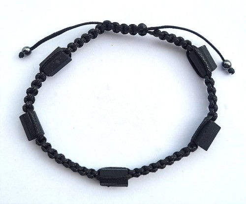 Bransoletka ochronna z surowym czarnym turmalinem na regulowanej plecionce. Silny amulet uziemiający, chroniący aurę przed negatywną energią. Handmade w Polsce – idealna dla osób wrażliwych energetycznie i szukających spokoju.