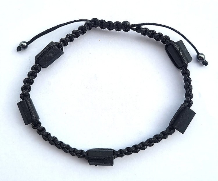 Bransoletka ochronna z surowym czarnym turmalinem na regulowanej plecionce. Silny amulet uziemiający, chroniący aurę przed negatywną energią. Handmade w Polsce – idealna dla osób wrażliwych energetycznie i szukających spokoju.
