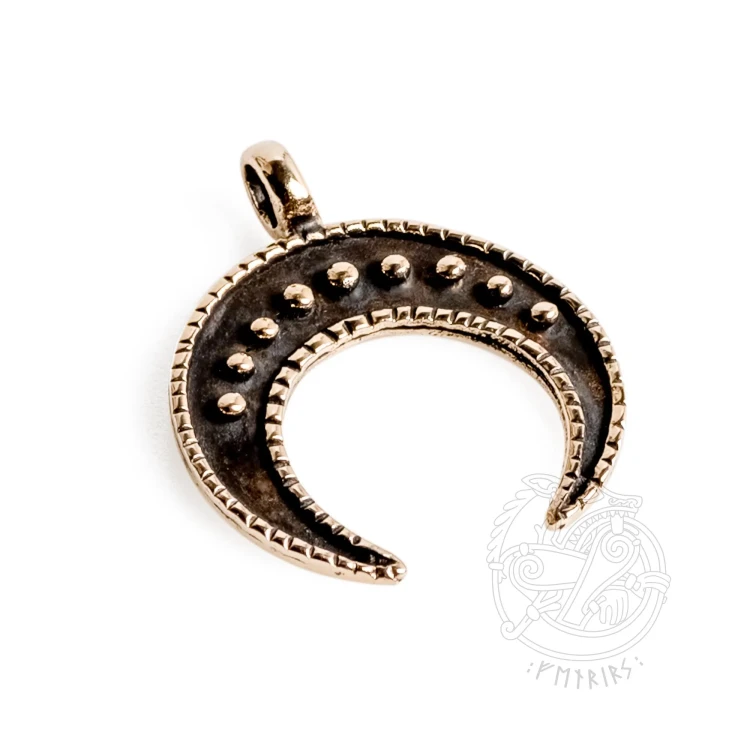 Wisiorek Lunula Danilowo z brązu – męski amulet ochronny z X wieku, inspirowany znaleziskami słowiańskimi. Ręcznie wykonana replika symbolu księżyca, siły przodków i duchowej ochrony.
