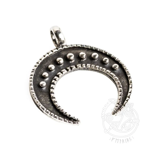 Wisiorek Lunula Danilowo z brązu – męski amulet ochronny z X wieku, inspirowany znaleziskami słowiańskimi z Polski. Ręczna rekonstrukcja symbolu księżyca, mocy przodków i duchowej ochrony.`