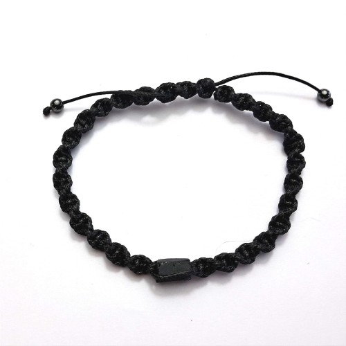 Bransoletka z surowym czarnym turmalinem na czarnej plecionce. Ręcznie robiona w Polsce. Silny amulet ochronny – oczyszcza aurę, uziemia i wzmacnia energię.