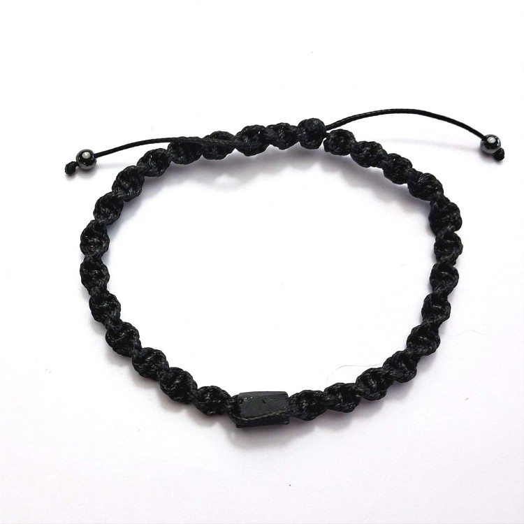 Bransoletka z surowym czarnym turmalinem na czarnej plecionce. Ręcznie robiona w Polsce. Silny amulet ochronny – oczyszcza aurę, uziemia i wzmacnia energię.