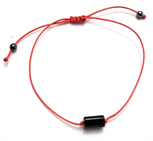 Bransoletka z polerowanym czarnym turmalinem na czerwonym sznurku. Ręcznie robiona w Polsce, chroni aurę, uziemia, wzmacnia energię i dodaje odwagi.