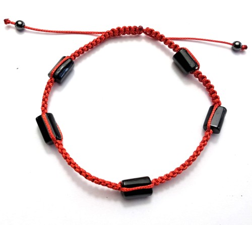 Bransoletka ochronna z polerowanymi czarnymi turmalinami na czerwonym sznurku. Ręcznie robiona w Polsce, harmonizuje energię, chroni aurę i wzmacnia poczucie bezpieczeństwa.