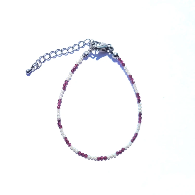 Bransoletka z kryształu górskiego i granatu, ręcznie robiona. Symbol siły, oczyszczenia i odwagi. Kryształ wzmacnia aurę i inne kamienie, granat dodaje energii, odwagi i wspiera transformację.