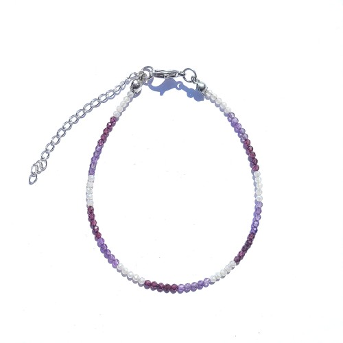 Bransoletka z kryształu górskiego, granatu i ametystu, ręcznie robiona. Symbol ochrony, mocy i duchowej harmonii. Kryształ oczyszcza, granat dodaje siły, a ametyst wycisza i wzmacnia intuicję.