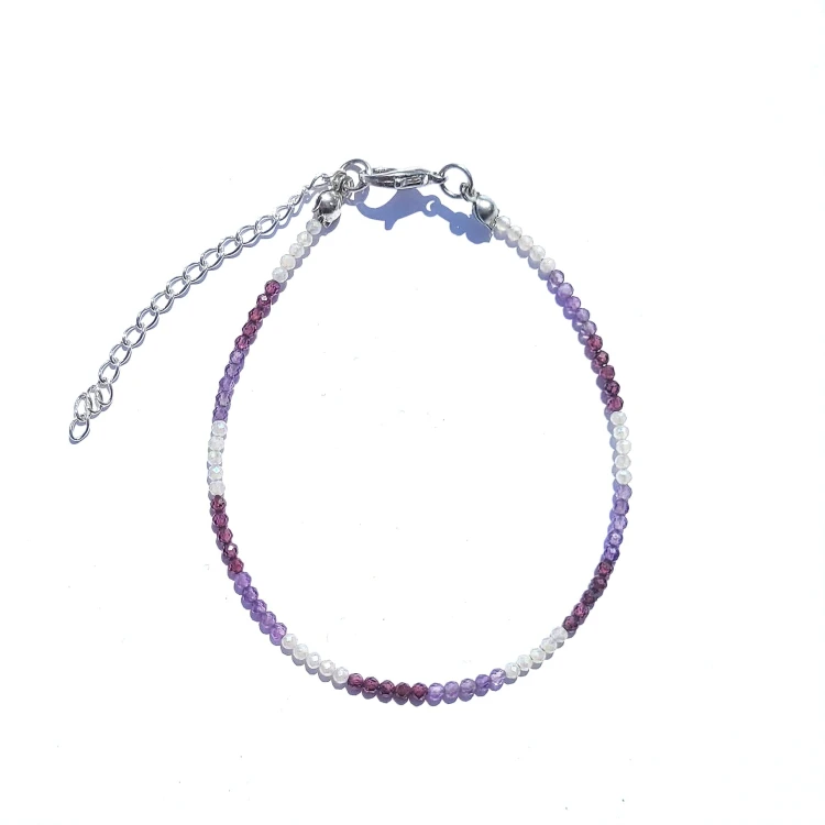 Bransoletka z kryształu górskiego, granatu i ametystu, ręcznie robiona. Symbol ochrony, mocy i duchowej harmonii. Kryształ oczyszcza, granat dodaje siły, a ametyst wycisza i wzmacnia intuicję.