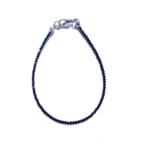 Bransoletka z naturalnego czarnego turmalinu, ręcznie robiona w Polsce. Kamień silnej ochrony, uziemienia i równowagi emocjonalnej. Wzmacnia odporność psychiczną i chroni aurę.