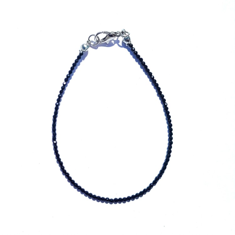 Bransoletka z naturalnego czarnego turmalinu, ręcznie robiona w Polsce. Kamień silnej ochrony, uziemienia i równowagi emocjonalnej. Wzmacnia odporność psychiczną i chroni aurę.