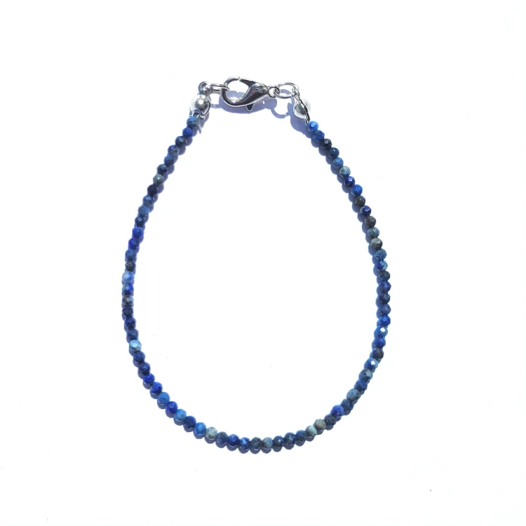 Bransoletka z naturalnego Lapis Lazuli, ręcznie robiona w Polsce. Kamień mądrości i prawdy, wspiera intuicję, rozwój duchowy, jasną komunikację i ochronę energetyczną.