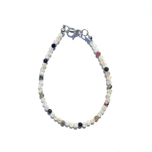 Bransoletka z naturalnego kolorowego turmalinu, ręcznie robiona w Polsce. Harmonizuje czakry, chroni energetycznie, oczyszcza emocje i wspiera rozwój duchowy.