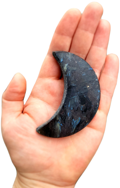 Antofyllit w kształcie księżyca – rzadki, polerowany kamień intuicji i transformacji. Symbol kobiecej energii, cyklu życia i magii Księżyca, wspierający medytację, równowagę emocji i duchową przemianę.