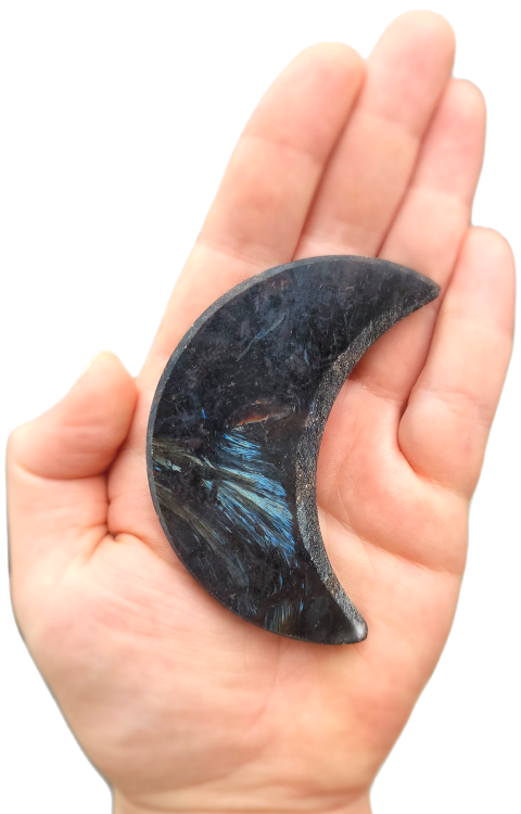 Antofyllit w kształcie księżyca – rzadki, polerowany kamień intuicji i transformacji. Symbol kobiecej energii, cyklu życia i magii Księżyca, wspierający medytację, równowagę emocji i duchową przemianę.