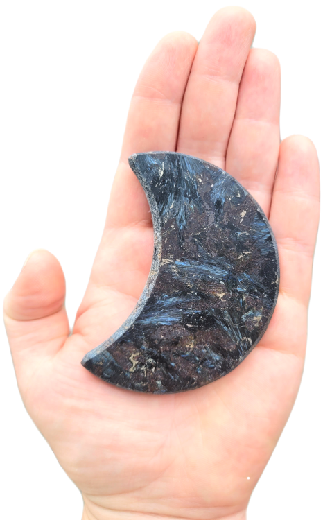 Antofyllit w kształcie księżyca, 104 g – polerowany kamień ochrony i przemiany. Symbol intuicji, energii żeńskiej i cykliczności. Wspiera medytację, oczyszcza aurę i harmonizuje emocje. Rzadki minerał o naturalnym, błyszczącym wykończeniu.