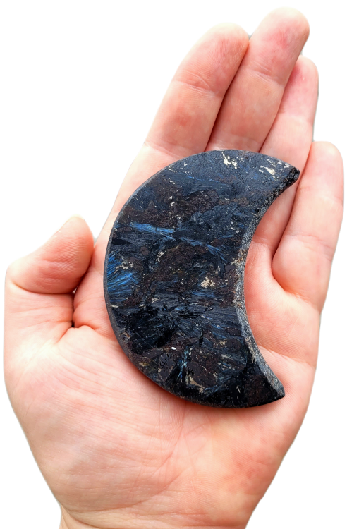 Antofyllit w kształcie księżyca, 104 g – polerowany kamień ochrony i przemiany. Symbol intuicji, energii żeńskiej i cykliczności. Wspiera medytację, oczyszcza aurę i harmonizuje emocje. Rzadki minerał o naturalnym, błyszczącym wykończeniu.