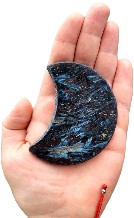 Antofyllit w kształcie księżyca, 112 g – polerowany kamień księżycowej harmonii. Symbol intuicji, ochrony i transformacji. Idealny do medytacji, rytuałów i pracy z energią żeńską. Rzadki minerał o naturalnym, księżycowym blasku.