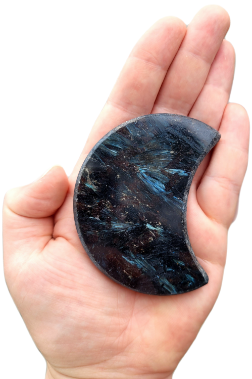 Antofyllit w kształcie księżyca, 112 g – polerowany kamień księżycowej harmonii. Symbol intuicji, ochrony i transformacji. Idealny do medytacji, rytuałów i pracy z energią żeńską. Rzadki minerał o naturalnym, księżycowym blasku.