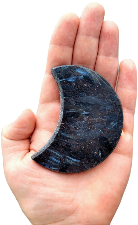 Antofyllit w kształcie księżyca, 111 g – polerowany kamień intuicji, ochrony i uzdrawiania. Symbol kobiecej energii, transformacji i spokoju. Idealny do medytacji, rytuałów i oczyszczania aury. Rzadki, magiczny minerał.