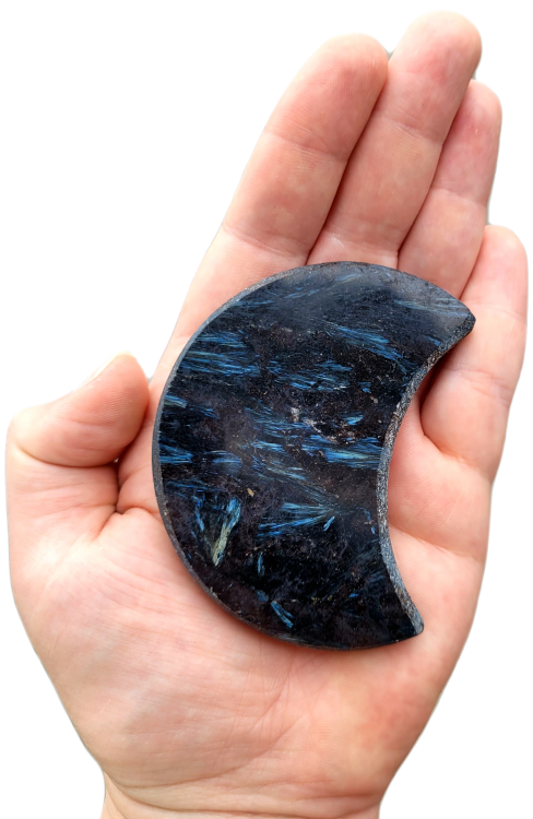 Antofyllit w kształcie księżyca, 111 g – polerowany kamień intuicji, ochrony i uzdrawiania. Symbol kobiecej energii, transformacji i spokoju. Idealny do medytacji, rytuałów i oczyszczania aury. Rzadki, magiczny minerał.