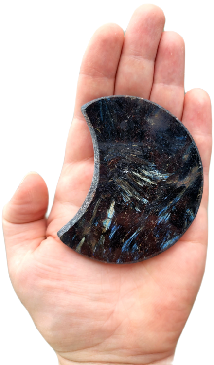 Antofyllit w kształcie księżyca, 121 g – polerowany kamień ochrony, intuicji i duchowej siły. Symbol cykliczności, transformacji i żeńskiej mocy. Idealny do medytacji, rytuałów i wzmacniania aury. Rzadki, mistyczny minerał.