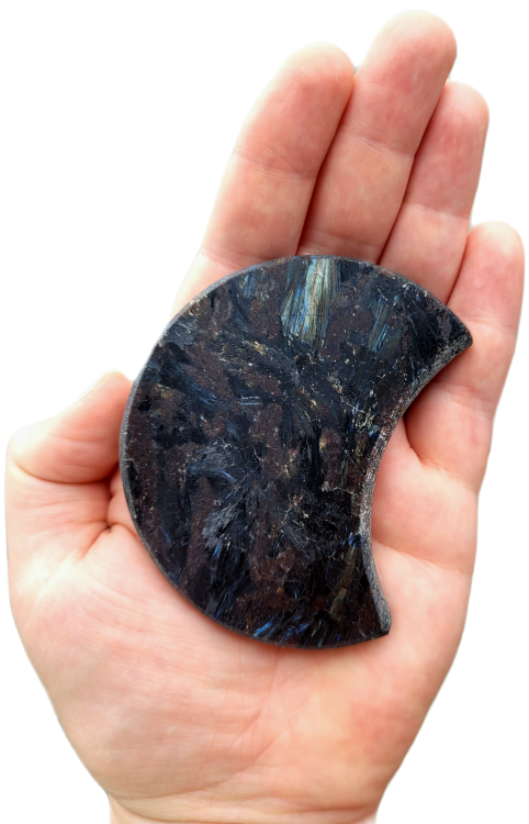 Antofyllit w kształcie księżyca, 121 g – polerowany kamień ochrony, intuicji i duchowej siły. Symbol cykliczności, transformacji i żeńskiej mocy. Idealny do medytacji, rytuałów i wzmacniania aury. Rzadki, mistyczny minerał.